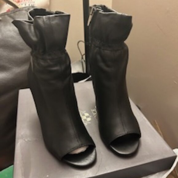 Vince Camuto Addiena Black Vignoni Booties Size 9, fit like an 8.5 - Picture 3 of 12